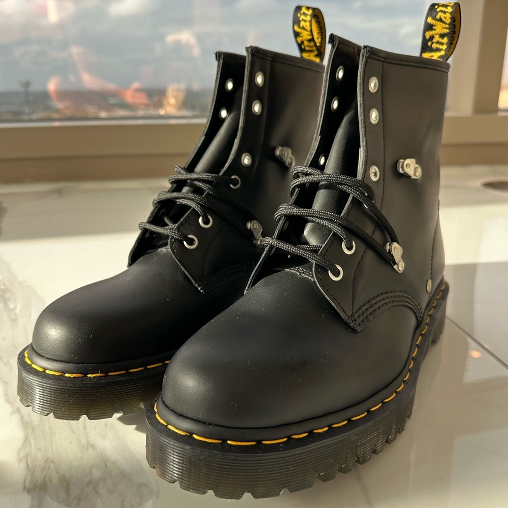 NWOT Dr Martens 1460 BEX STUD LEATHER LACE UP BOOTS - Picture 3 of 8